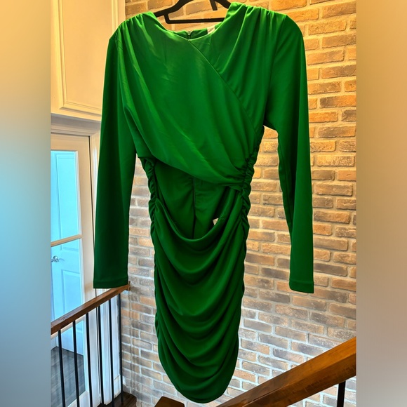 Beautiful Green Dress with a cutout. - Picture 2 of 6